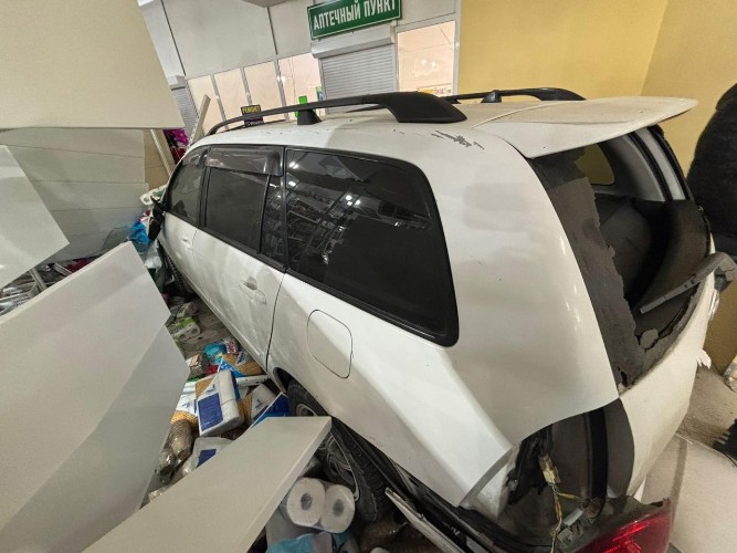 Машина протаранила супермаркет в микрорайоне Берёзовом под Иркутском