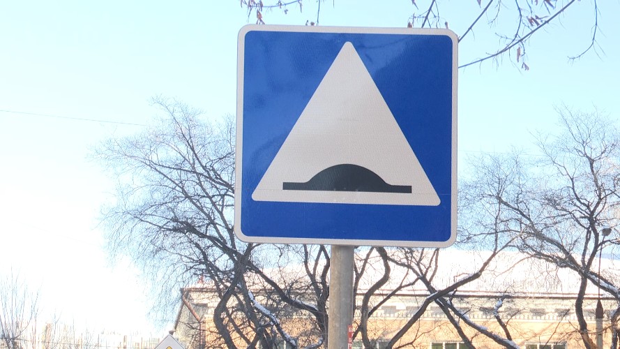 На месте гибели школьника в Иркутске мэрию обязали устранить нарушение в обустройстве дороги