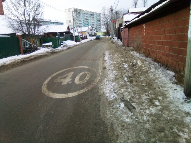 Народный корреспондент: сброшенный с крыши снег сделал труднопроходимым тротуар в Иркутске