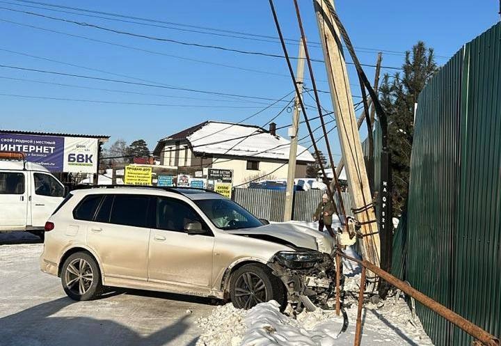 Автомобиль врезался в опору линии электропередачи под Иркутском