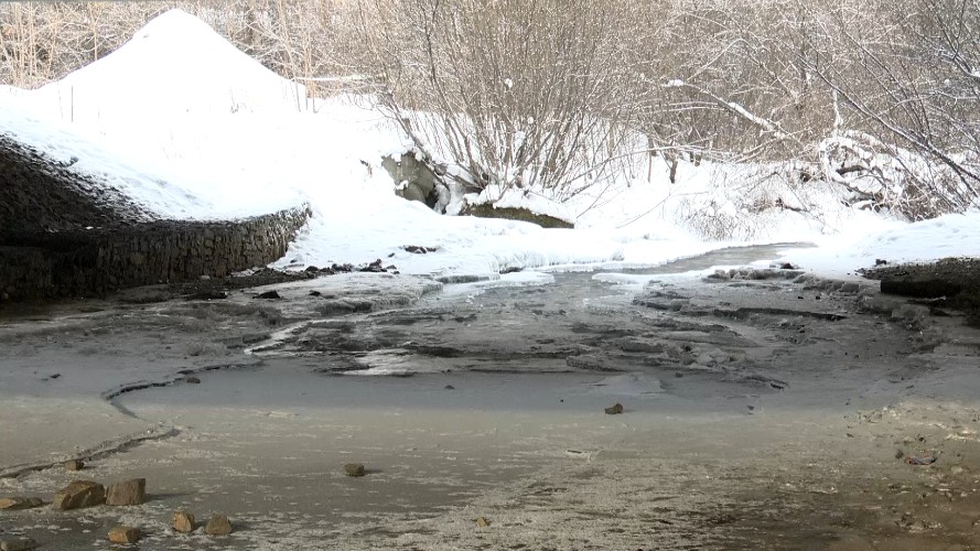 Зловонный ручей из канализационного колодца впадает в реку Кая в Иркутске
