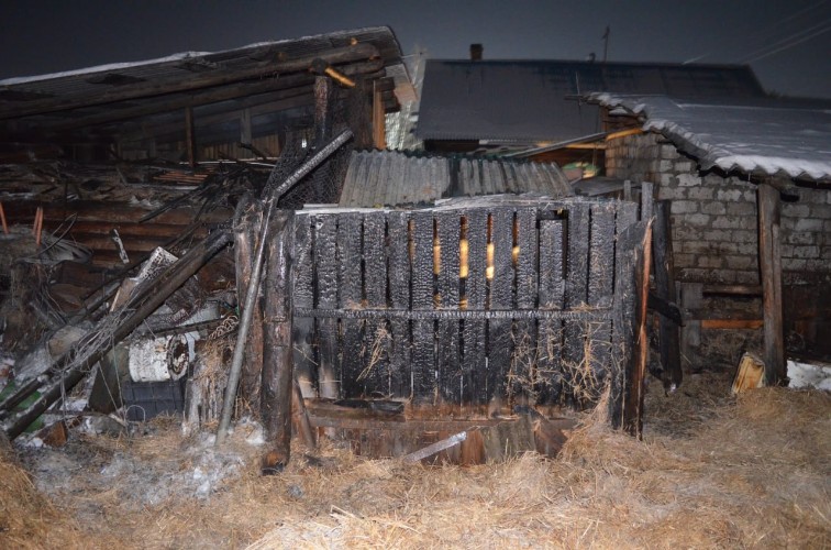 Скутер, сарай и сено сожгли незадачливые воришки в Нижнеудинском районе