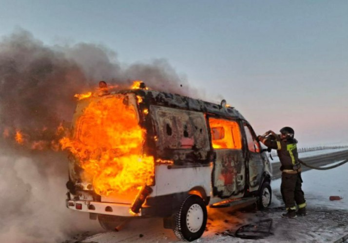 Санитарный автомобиль загорелся на дороге Иркутск - Баяндай