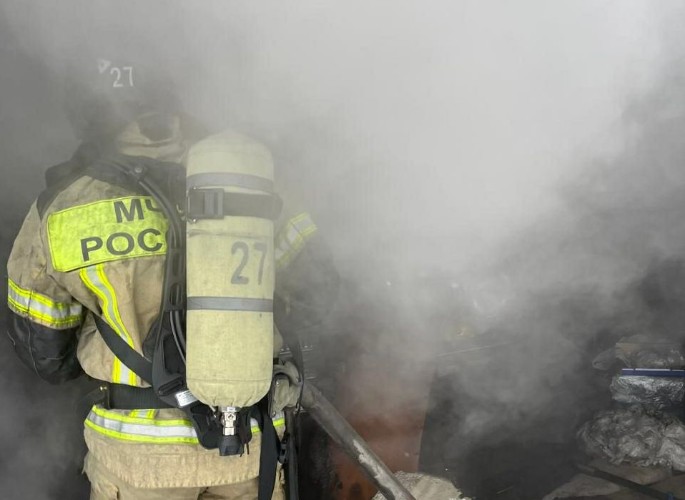 Машины во дворе помешали пожарным оперативно прибыть к месту трагического возгорания в Иркутске