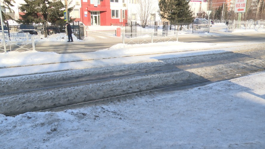 Некоторые пешеходные дорожки через трамвайные пути покрыты наледью в Иркутске
