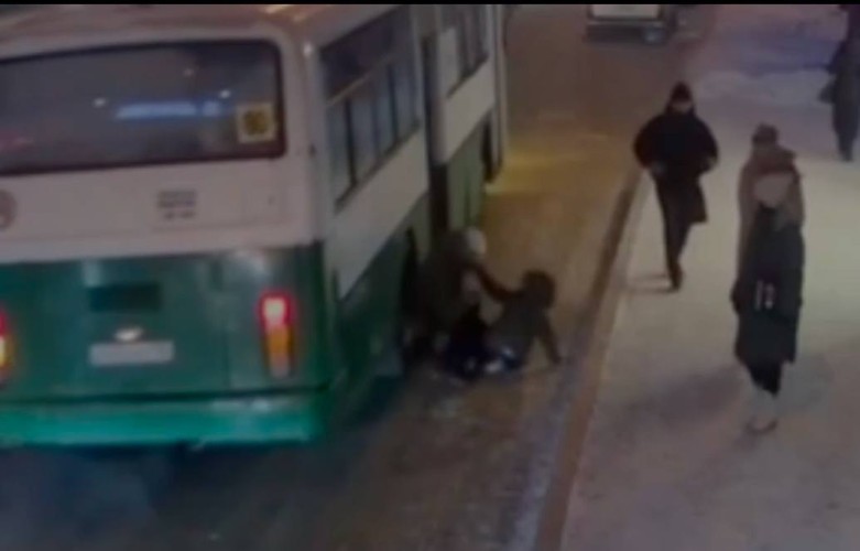 Женщина с ребёнком едва не попали под колёса автобуса в Иркутске