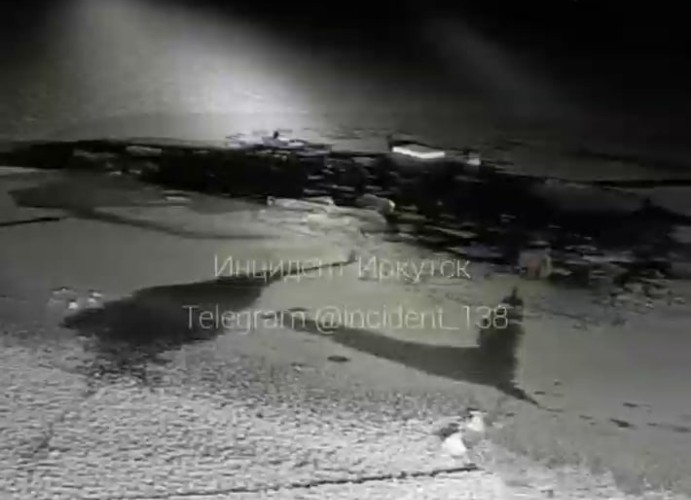 Льдина с рыбаками оторвалась от берега на Байкале