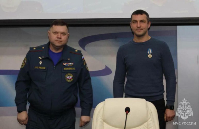 Медали за спасение людей и лесов вручили помощникам МЧС по Иркутской области