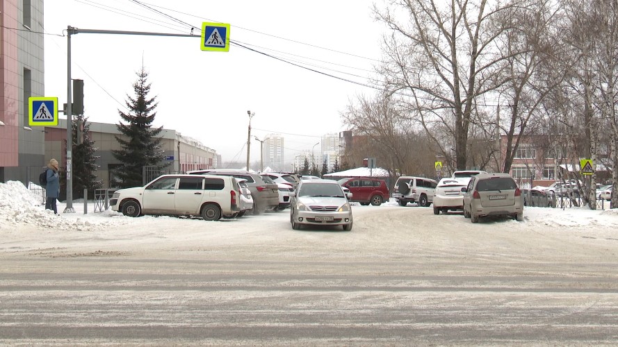 В стихийную стоянку превратили автомобилисты одну из полос движения в Иркутске