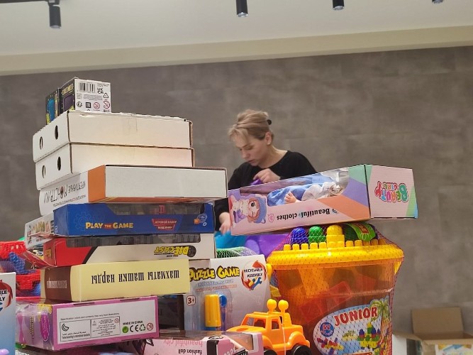 Творческие наборы и сладости собрали волонтёры для пациентов областной детской больницы в Иркутске