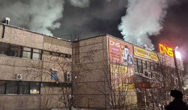 Крупнейший торговый центр Железногорска-Илимского горел ночью