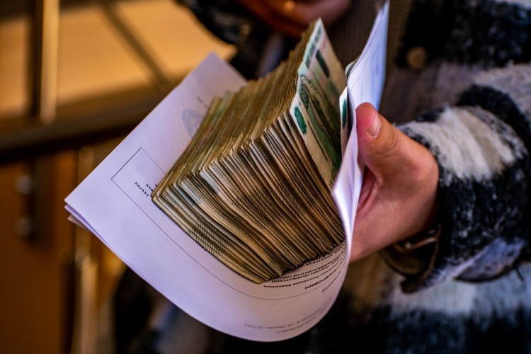 Лжегадалка украла у иркутского пенсионера 1 млн рублей