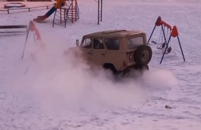УАЗ снёс качели на детской площадке в Братске
