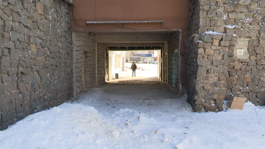 Арку дома самовольно перегородили ради магазина в Иркутске