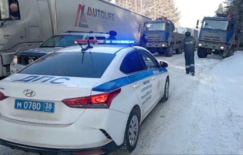Большегрузы и автобусы встали из-за снега на трассе «Байкал»