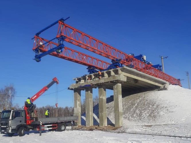 Консольно-шлюзовой кран собирают на путепроводе станции Батарейной в Иркутске