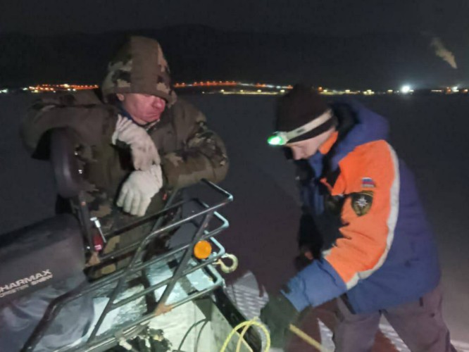 Водитель снегохода чуть не замёрз на Байкале