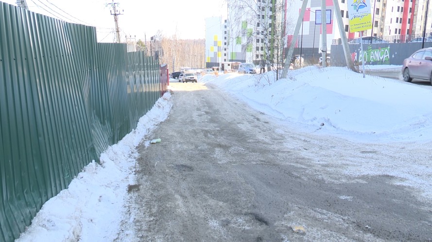 Очень узкие дороги в садоводстве под Иркутском опасны для людей и машин