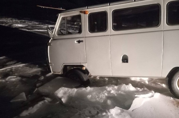 На Байкале погиб человек и провалились под лёд несколько автомобилей