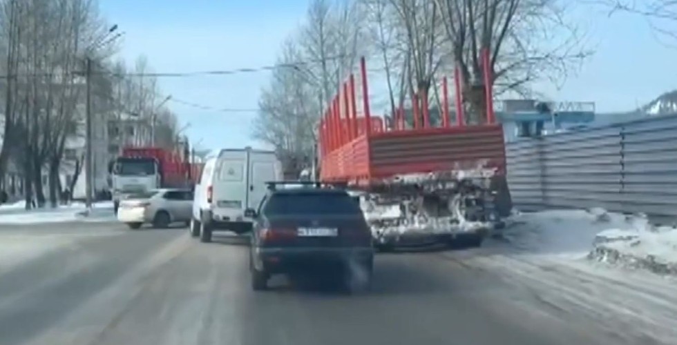 Многочисленные фуры продолжают блокировать движение в Усть-Куте
