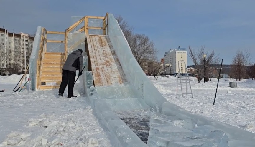 В Братске демонтируют новогодний городок на площади Ленина