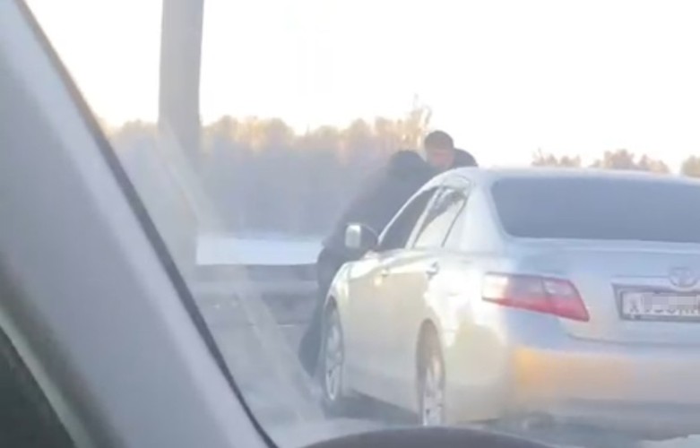 Двое мужчин подрались на оживлённой трассе в Иркутске