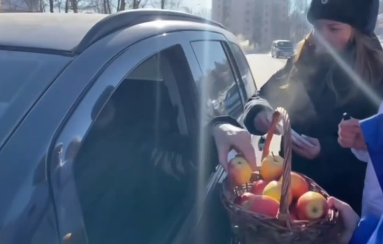 Яблоками угостили водителей дети в Нижнеилимском районе