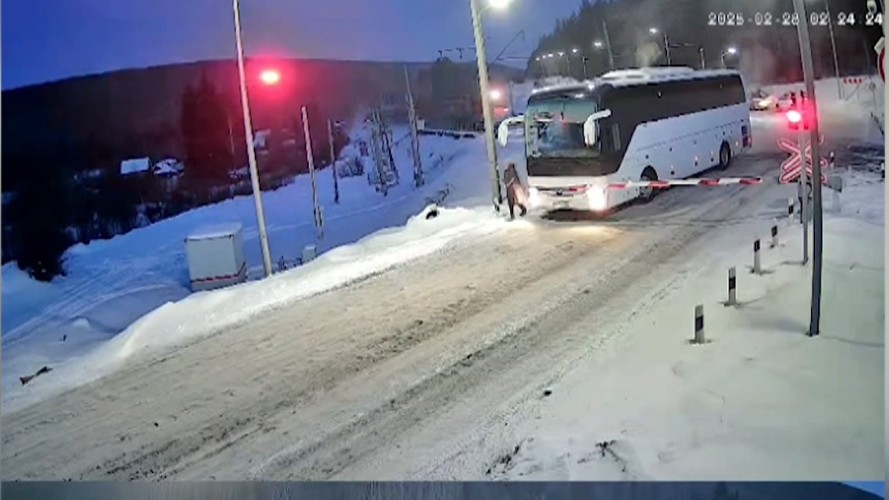 Столкновения пассажирского автобуса и поезда чудом удалось избежать под Усть-Кутом