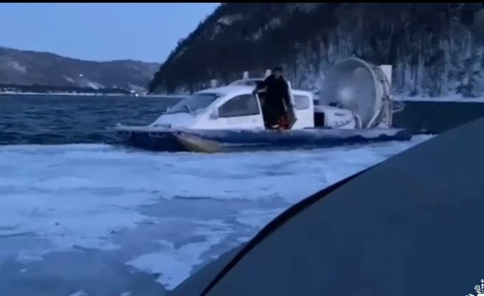 Судно на воздушной подушке застряло в шуге у истока Ангары