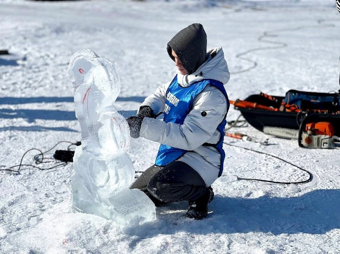 Мастер-класс по созданию ледяных скульптур впервые прошёл в Шелехове