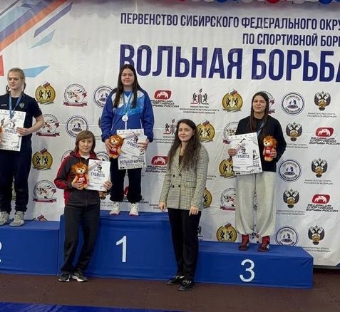 Три медали привезли спортсменки Иркутской области с первенства Сибири по вольной борьбе