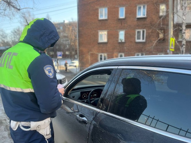 Госавтоинспекторы Иркутска начали штрафовать водителей за парковку на полосе движения в Космическом переулке