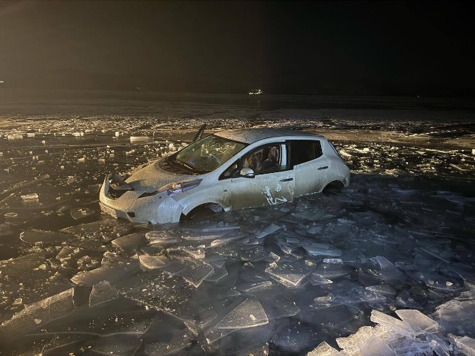 Спасатели Приангарья извлекли из-подо льда Байкала автомобиль с собакой