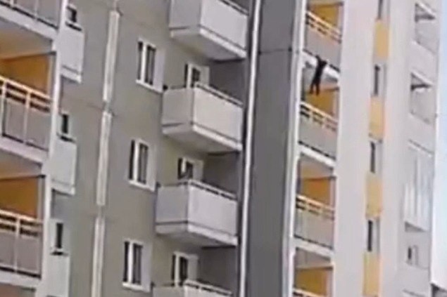 В Ангарске ребёнок чуть не сорвался с балкона шестого этажа