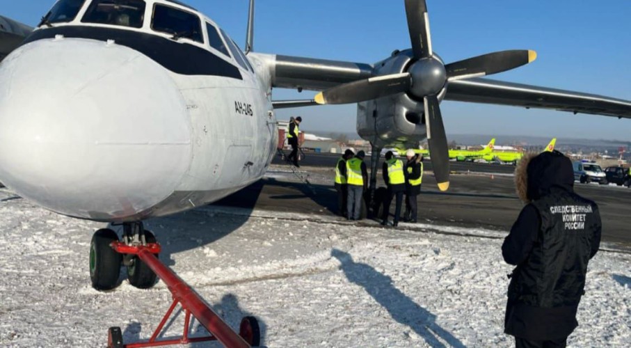 Ан-24 "ИрАэро" выкатился за пределы взлётной полосы в Иркутске