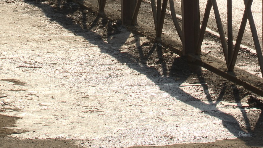 Весенний гололёд в Иркутске: испытание для пешеходов и коммунальщиков