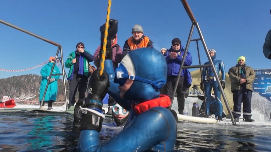 Спортсмены из разных стран ныряют без аквалангов  подо льдом Байкала