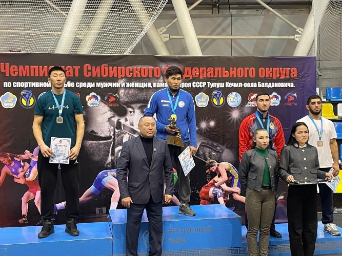 Спортсмены Иркутской области завоевали 12 медалей на чемпионате Сибири по вольной борьбе