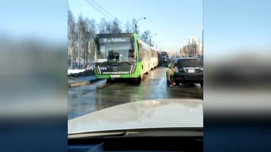 Вы спросили — мы ответили: почему в Ново-Ленино автобусы для стоянки используют одну из полос дороги?