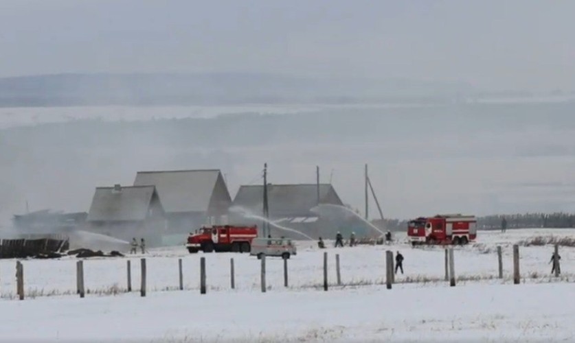 Тушение лесного пожара и деревни отработали сотрудники МЧС в Иркутском районе