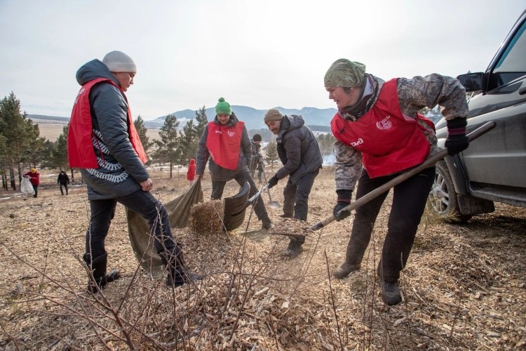 От валежника волонтёры очистили 2,5 га территории нацпарка в Иркутской области