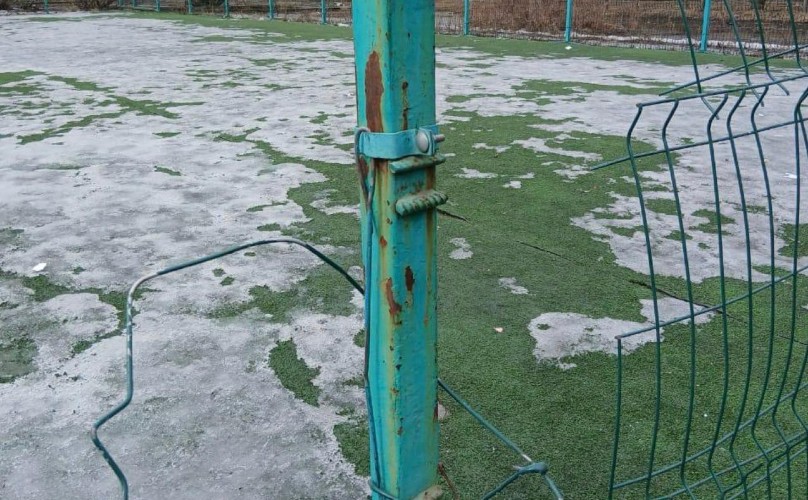 Вандалы уничтожили ограждение новой спортивной площадки в Шелехове