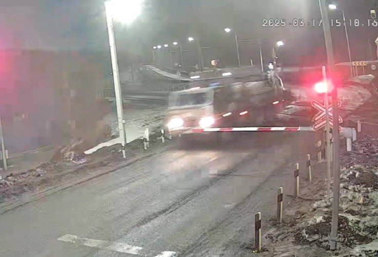 КамАЗ на скорости сбил шлагбаум на переезде в Усть-Кутском районе