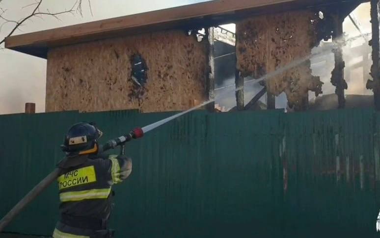 Недостроенное здание сгорело на улице Коммунистической в Иркутске