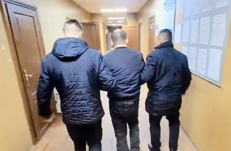 Ударивший в Иркутске школьницу бутылкой мужчина задержан