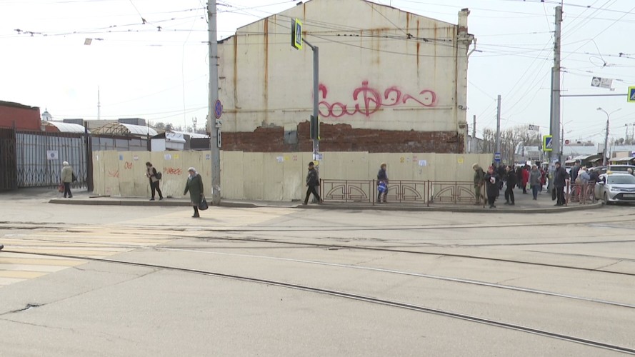 Незаконный забор в центре Иркутска мешает пешеходам и портит облик города