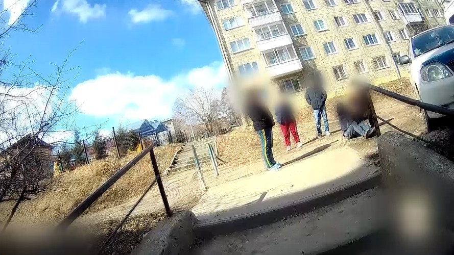 Сторож напал на 8-летнюю школьницу в подъезде дома в Иркутске