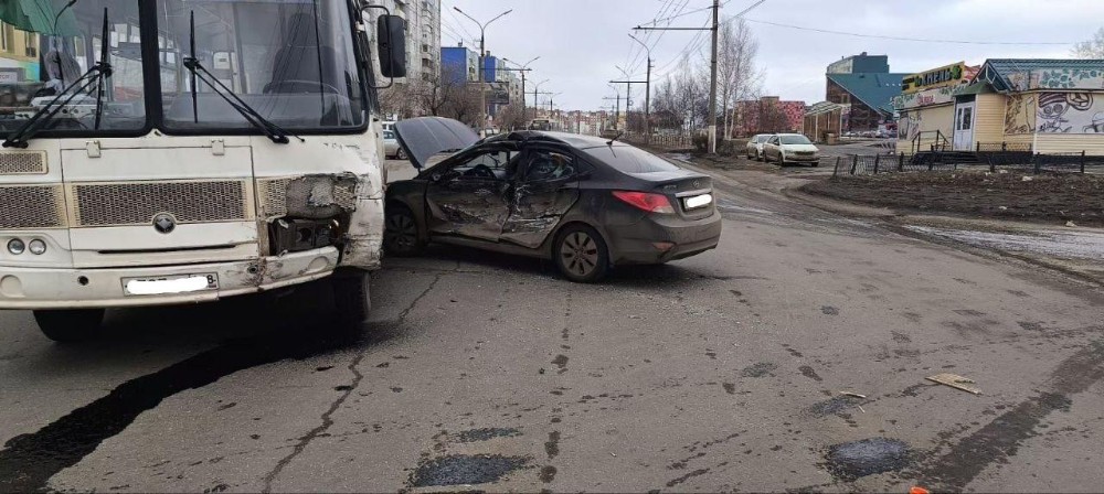 Автобус с пассажирами и легковой автомобиль столкнулись в Братске