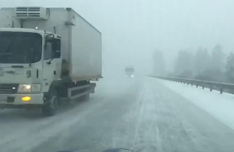Движение большегрузов и автобусов ограничено на трассе в Нижнеудинском районе из-за снегопада