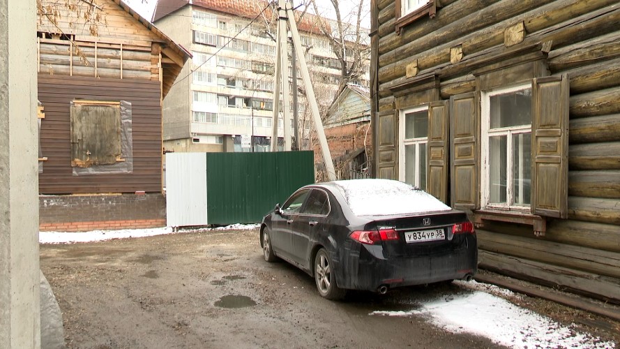 Строительный забор перегородил путь к дому жителям на улице Фридриха Энгельса в Иркутске